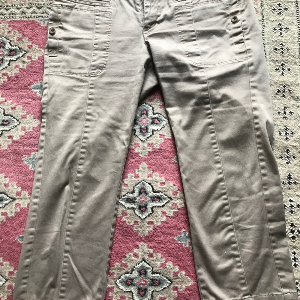 Uniqlo khaki capri pants, 67cm waist